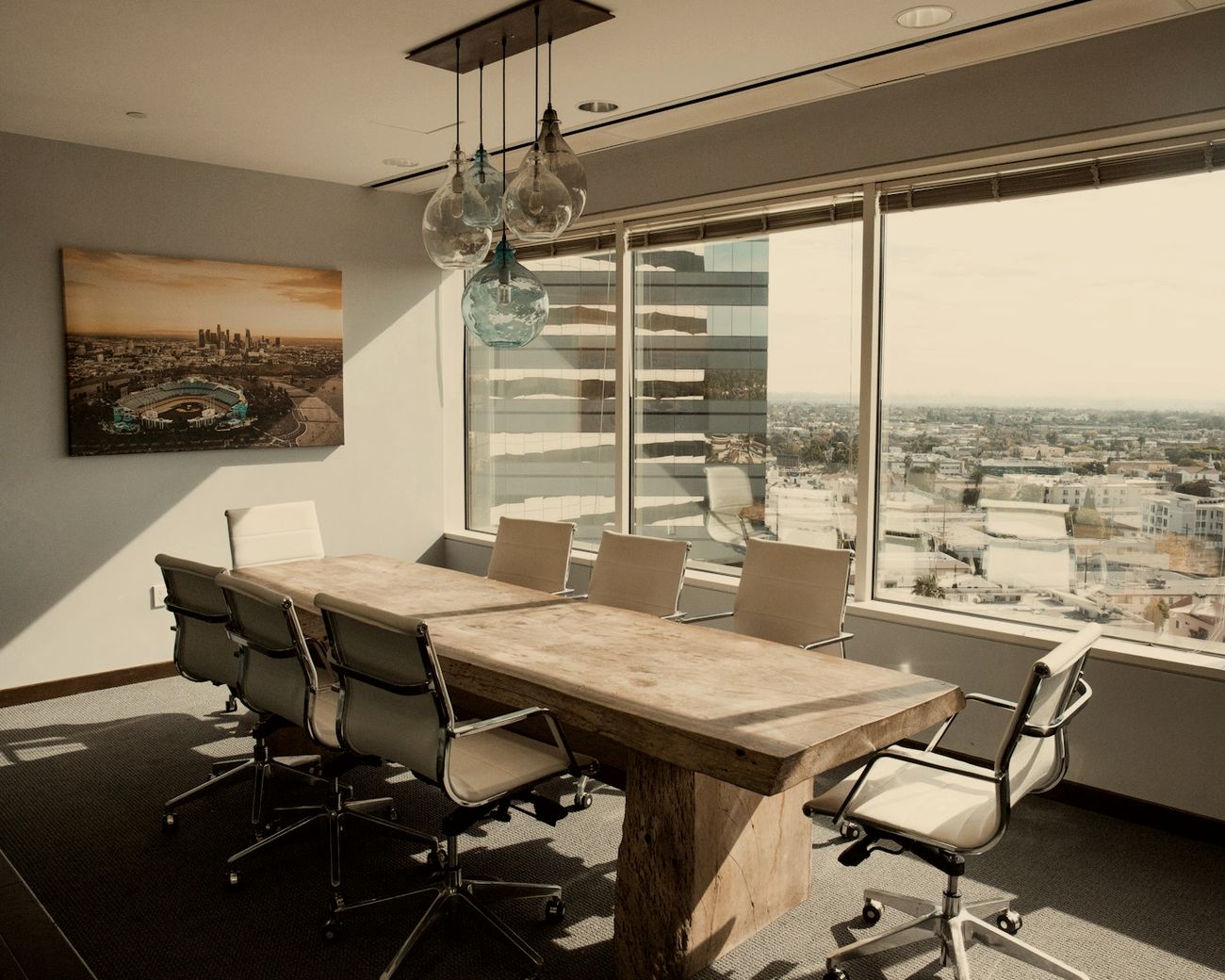 Sala de reunião em Dubai com vista para a cidade