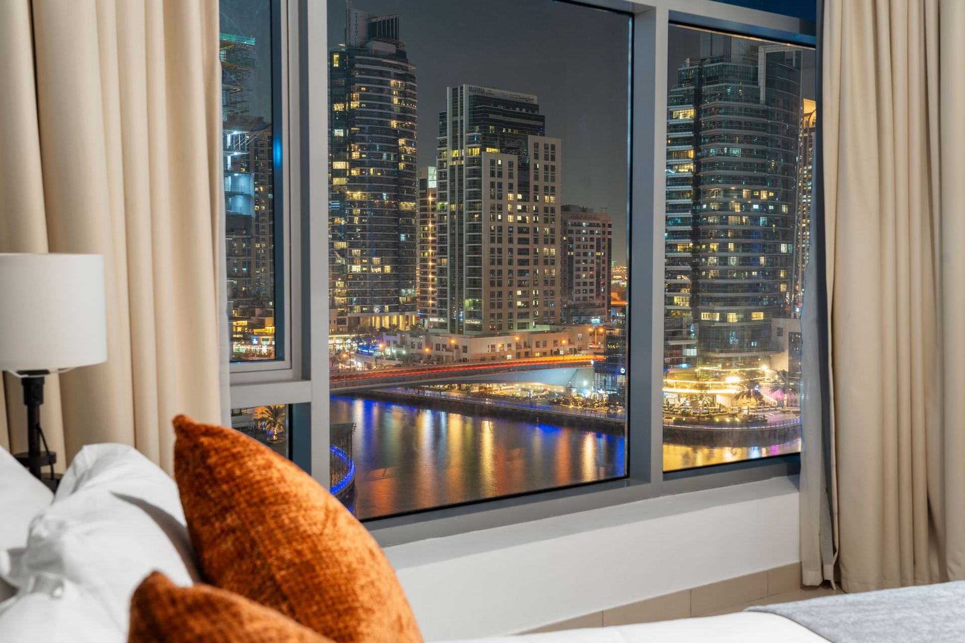 Vista para a Dubai Marina à noite, investimento imobiliário