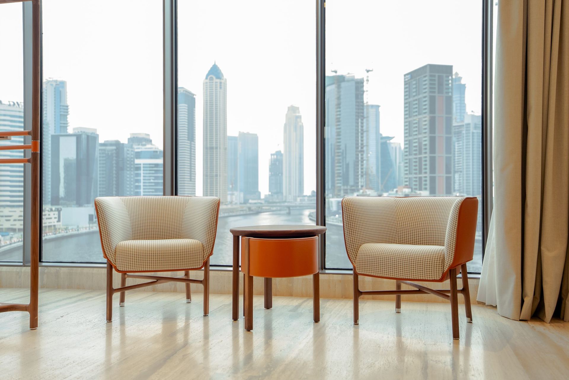Sala com vista para Business Bay, Dubai